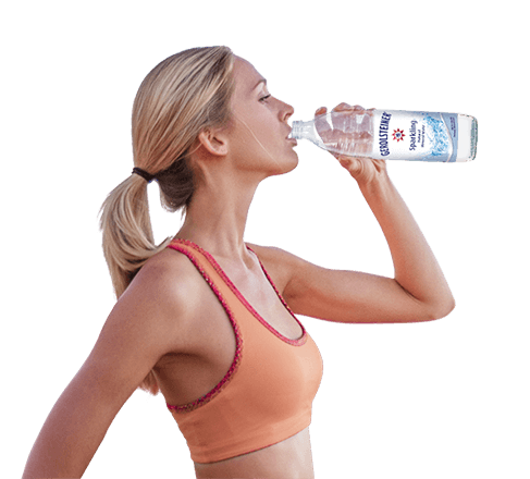 Jonge vrouw die Gerolsteiner Mineral Water drinkt